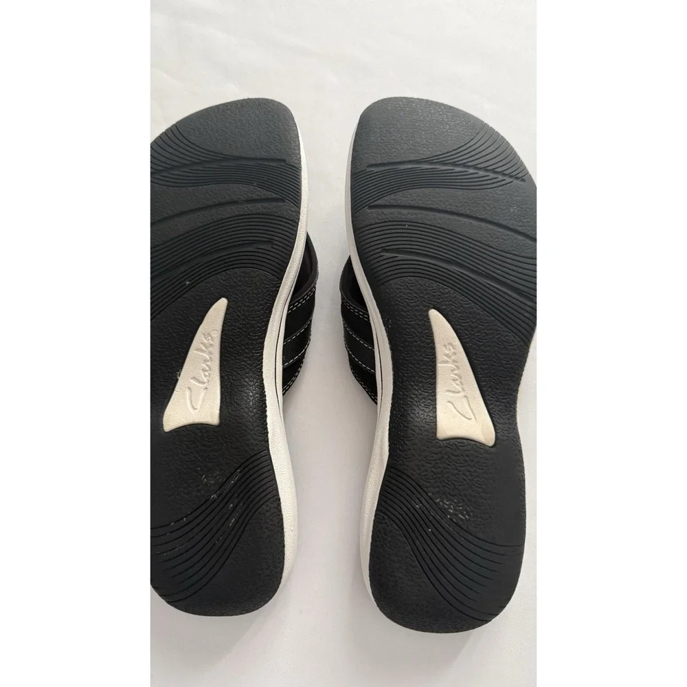 Clarks Cloudsteppers for Women In A Size 8 GUC Black with Hook and Loop Strap